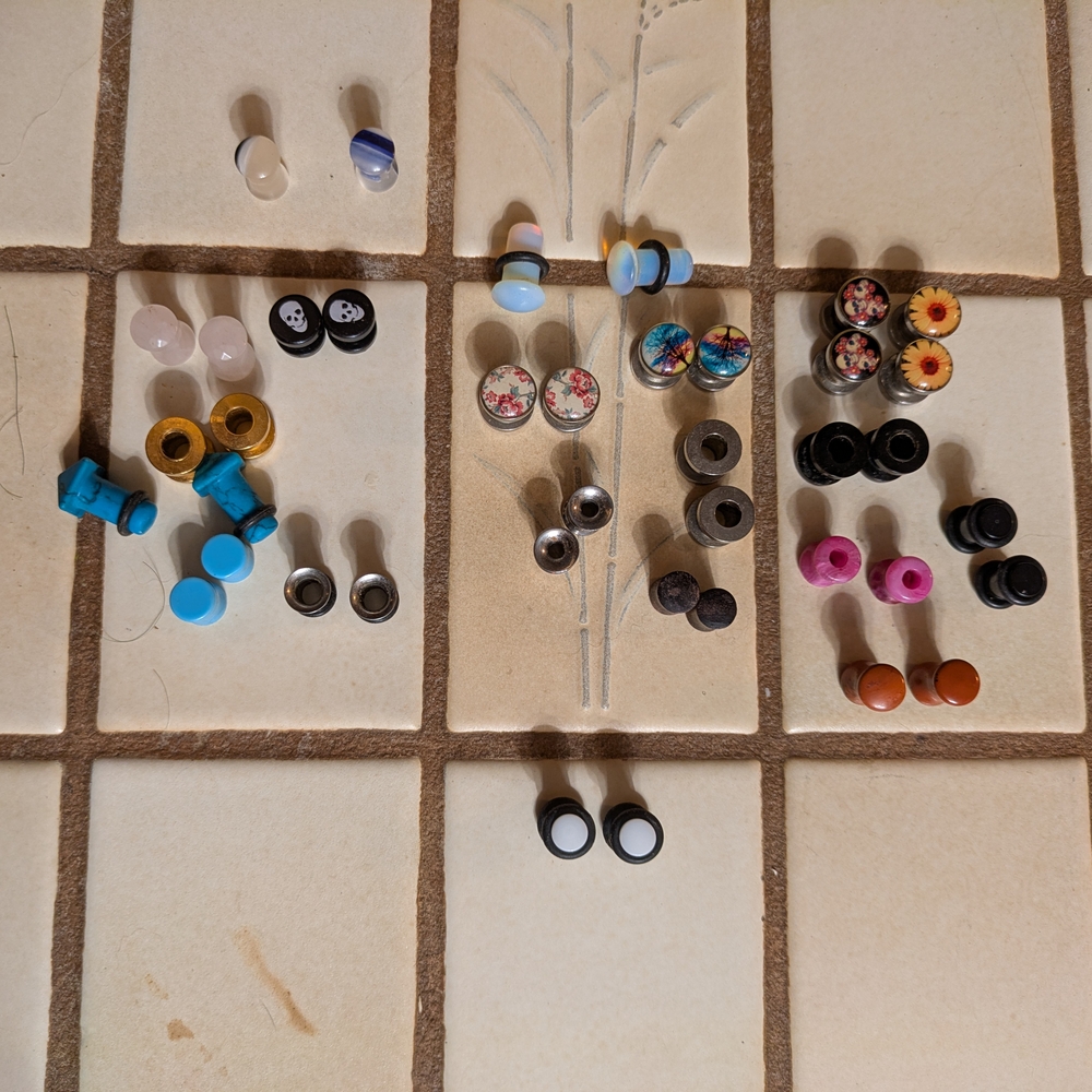 2 Gauge/6 Mm Plug Lot